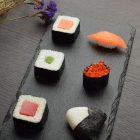 Pala tálaló akáciafa tartóval 26x18 cm