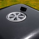 Négyzet alakú faszenes grillsütő fedéllel