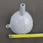 13 cm-es műanyag tölcsér